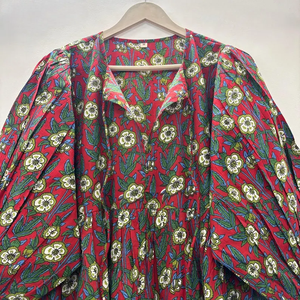 เดรสสั้นคอวี แขนสามส่วน ผ้าฝ้ายพิมพ์ลายดอกไม้แบบแฮนด์บล็อก เป็นมิตรต่อสิ่งแวดล้อม แต่งระบายชายกระโปรงด้วยลูกไม้ทำมือ สไตล์ไครา ชิโนเซอรี สำหรับโอกาสพิเศษ - Product Image 2