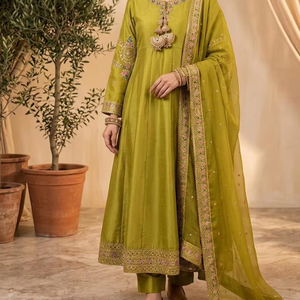 Colección Ssumaira: La camisa A-panel presenta un elegante corte acampanado en un lado. - Product Image 1