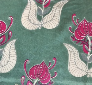 Tissu en coton imprimé à la main – Motif floral rose sur fond vert foncé, textile indien traditionnel - Product Image 1