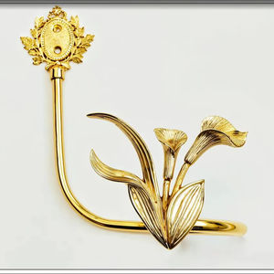 Sujetador de Cortina Metálico con Acabado Dorado en Forma de Flor de Lirio, Perfecto para Ocasiones Especiales, Decoración de Interiores, Hecho a Mano en India - Product Image 1
