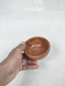 Cuencos de madera hechos a mano con cucharas de madera, hechos a medida en tamaños personalizados, ideales para tiendas de decoración del hogar y como regalo. - Product Image 2