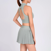 PREEINDUSTRY Ensemble short et débardeur dos nageur streetwear pour femme avec patchs en jersey et ornements en strass, longueur genou, couleur unie