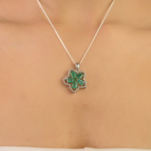 Colgante de Plata Maciza con Diseño Geométrico de Flor de Cinco Pétalos y Detalles de Diamantes, Joyería Fina al por Mayor - Product Image 2