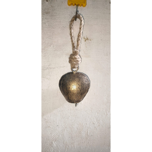 Campanas de vaca navideñas de latón antiguo, estilo shabby chic, adornos de campanas metálicas colgantes con cuerda de yute para coronas navideñas de granja. - Product Image 3