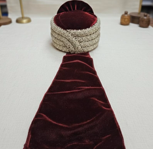 Turban de mariage en velours bordeaux royal pour marié, avec kalgi paon doré et broderie Zardosi lourde faite à la main, vente en gros OEM - Product Image 1