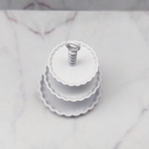 Accessoires pour maison de poupée miniature : Support exquis à trois niveaux avec bord festonné et petite poignée en boucle - Product Image 2