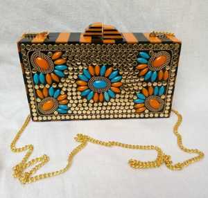Sac à bandoulière de mariée orné de perles, fait main, avec fleurs et cristaux, pochette de soirée, cadeau de décoration de mariage personnalisé - Product Image 1