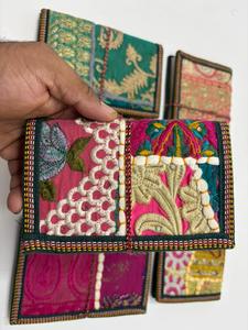 Eleve la imagen de su marca con nuestros cuadernos hechos a mano con tela de sari reciclada y ecológica, de estilo sostenible para todos. - Product Image 4