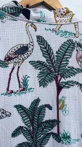 Bata de algodón tipo kimono con estampado animal, para spa, baño o descanso. - Product Image 2