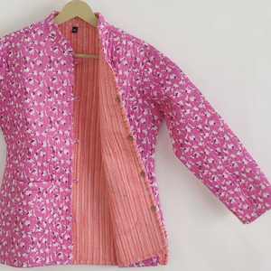 Veste d'hiver pour femme à imprimé floral fait main, vêtements blancs et roses, veste indienne Kantha, manteau matelassé en coton, style bohème hippie - Product Image 3