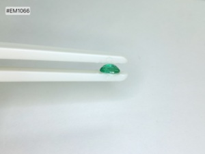 Esmeralda de Zambia de grado 3A, corte ovalado facetado, 0.77ct, piedra preciosa natural suelta, color verde brillante y claridad fina para joyería de anillos. - Product Image 3