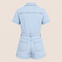 Combinaison décontractée pour femme en jean délavé clair, respirante, à col rabattu, taille haute, manches courtes, boutonnée sur le devant, avec poches à rabat, longueur genou