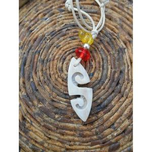 Collar Étnico Bohemio Hecho a Mano con Diseño Tribal de Hueso Tallado, Joyería Artesanal, Regalo - Product Image 3