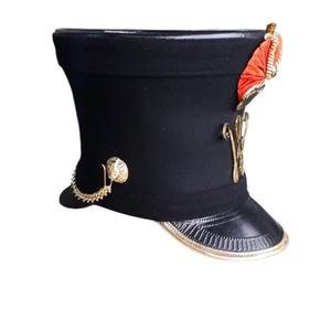 Sombrero Shako Negro Estilo Inglés con Emblema Dorado y Pluma Roja para Fiestas, para Hombre Adulto - Product Image 6