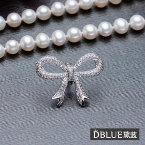 Collier avec pendentif en perle de Tilian avec nœud papillon et chaîne en os, style classique Liu Shishi - Product Image 3