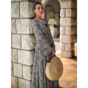 Robe maxi pour femme style bohème, motif floral noir et blanc, col en V, manches longues, robe d'été décontractée - Product Image 3