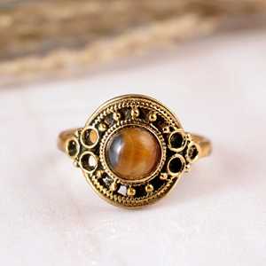 Bague ajustable en laiton œil de tigre style bohème chic avec sertissage clos, finition or antique, bijou ethnique tribal rond en pierre précieuse, cadeau - Product Image 1