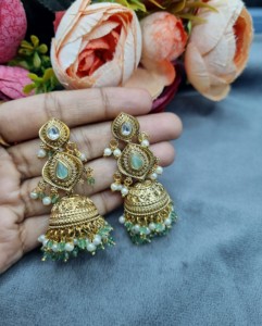 Pendientes Jhumka con Perlas Delicadas y Cristales en Forma de Gota, Chapados en Oro, para Fiestas y Eventos Étnicos, Colección de Joyería Festiva - Product Image 3