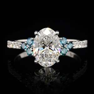 Bague de luxe pour femme VVS DIAM en argent sterling 925 avec diamant de laboratoire ovale certifié IGI, grappe de pierres latérales bleu sarcelle, bande empilable - Product Image 1