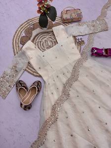 Ensemble Anarkali brodé crème avec dupatta, tenue traditionnelle indienne et pakistanaise pour femme, coupe ample, longueur cheville, idéal pour les mariages - Product Image 4