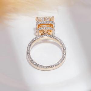 La bague de luxe parfaite avec un diamant solitaire de 10 carats certifié IGI, couleur E, clarté VVS2, diamants taille radiant et diamants ronds d'appoint. - Product Image 3