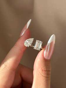 Bague de fiançailles solitaire Toi et Moi en diamant taille poire émeraude étincelant, sertie à griffes, avec deux pierres de laboratoire, en or massif 14k 18k - Product Image 3