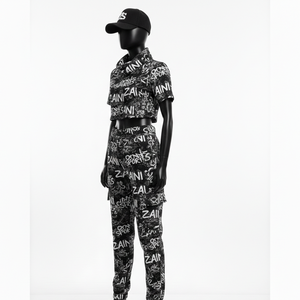 Conjunto de Top Corto y Pantalones Deportivos de Algodón, Poliéster y Spandex Premium, con Estampado Gráfico Urbano en Blanco y Negro, Sublimado, para Mujer - Product Image 5