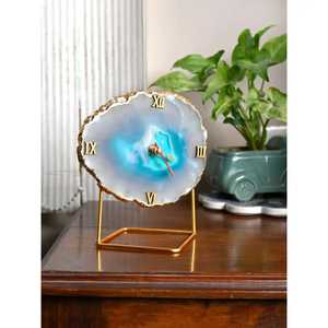 Horloge de table tendance en pierre d'agate bleue, chiffres romains dorés, aiguilles dorées, centre rouge, tranche naturelle unique, artistique, élégante et stylée - Product Image 3