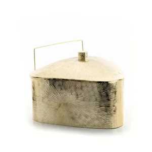 Moderno calentador de comida triangular de acero inoxidable con textura dorada, aislado, con asa grande para buffet de bodas y fiestas. - Product Image 1