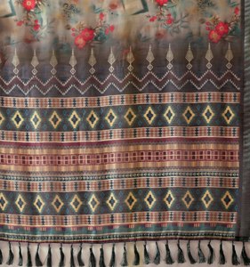 Sari de Lino y Seda Gris Elegante al por Mayor, Lujoso con Estampado Floral Digital, Traje Tradicional Indio con Borde Zari y Patrones Contrastantes - Product Image 6