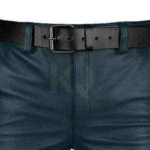 Shorts en cuir véritable pour homme, coupe structurée et construction haut de gamme durable - Product Image 4