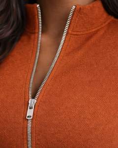 Conjunto de yoga de dos piezas para mujer, color marrón óxido, top corto con cremallera y pantalones acampanados de cintura alta, ropa elástica para gimnasio, fabricante personalizado OEM - Product Image 5