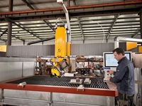 TITAN Plus 5Jet CNC SawJet combine la découpe à disque et le jet d'eau avec 5 axes interpolés
