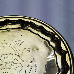 Plat de service rond en laiton gravé à la main avec bord festonné – Plateau floral gravé doré vintage - Product Image 5