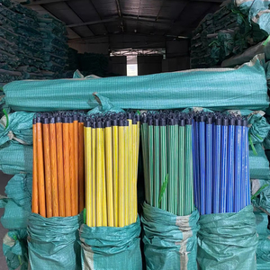 Fabricación en Vietnam, Mango de Escoba de Madera Recubierto de PVC de Eucalipto de 120 cm - Product Image 1