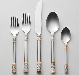 Ensemble de couverts élégants en métal avec poignées dorées, finition miroir haute brillance, résistants à la rouille, pour les tables de réception formelles - Product Image 1