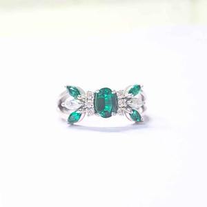 Bague ovale en or blanc 14 carats sur mesure, très demandée, avec émeraude verte et accents de diamants Moissanite étincelants, disponible à la vente - Product Image 1