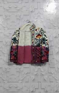 Veste noire brodée, style bohème, faite à la main, avec motifs floraux Suzani, cadeau unique pour elle. - Product Image 2