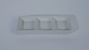Plat à sauce rectangulaire blanc brillant en grès triple couche, design Japandi, trois compartiments, compatible lave-vaisselle, pour restaurants de sushis - Product Image 4
