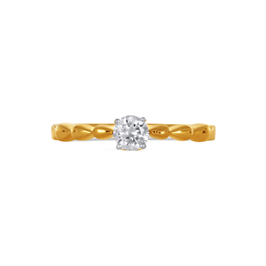 Anillo de Diamantes Solitario Radiant Embrace con Halo de Lujo en Acabado Dorado con Doble Banda Pavé y Diamante Central Audaz - Product Image 3