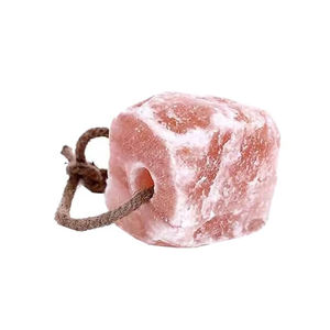 La Compañía Original de Sal: Sal del Himalaya 100% Natural en Roca para Lamer, con Cuerda para Colgar, para Caballos, Ganado, Equinos y Animales Grandes de Granja - Product Image 1
