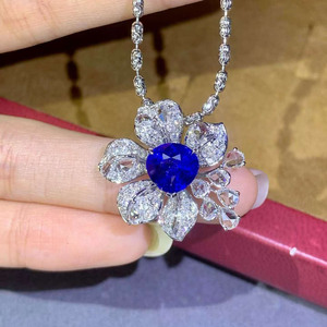 แหวนไพลินสีน้ำเงินรอยัลธรรมชาติ 2.81 กะรัต ดีไซน์ดอกไม้ ประดับทองคำ 18K พร้อมเพชรขาวระยิบระยับเกรดสูง 91 เม็ด - Product Image 5