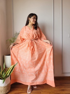 Robe longue bohème corail à col en V, manches trois quarts, coupe ample à nouer, en coton et fibre de bambou, automne/hiver, décontractée, avec logo frontal - Product Image 1