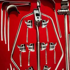 Sistema de Retractores Quirúrgicos Ortopédicos Manuales de Acero Inoxidable de Calidad Premium con Marco Tipo Wishbone y Cuchillas Reutilizables - Product Image 1