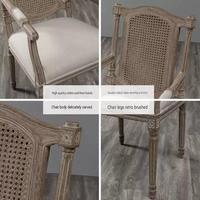 Chaise Louis élégante avec dossier en rotin, offrant une touche de charme provincial français pour les événements spéciaux