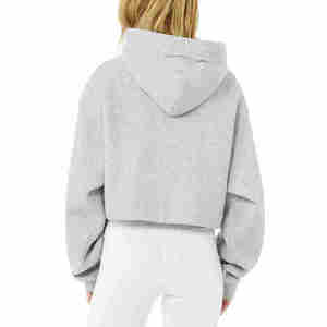Sudadera con capucha corta gris personalizada al por mayor para mujer, de algodón polar, estilo urbano, corte holgado, top corto para mujer, sudadera tipo jersey con capucha - Product Image 3