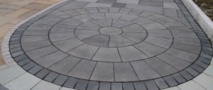 Tuiles en granit noir robustes avec surface naturelle rugueuse pour revêtement de sol extérieur antidérapant, marches extérieures, piscine et espaces publics - Product Image 6