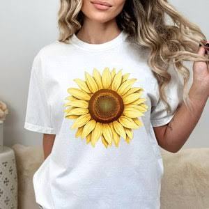 เสื้อยืดลายดอกทานตะวันทรงเข้ารูปทันสมัยสำหรับฤดูร้อน ผลิตจากโพลีเอสเตอร์เนื้อนุ่มและผ้าถักที่ระบายอากาศได้ดี ช่วยให้สวมใส่สบายและระบายอากาศได้ดี - Product Image 3