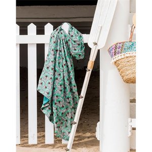 Pareo de playa floral estampado por el fabricante, con la parte delantera de poliéster y viscosa y la parte trasera como toalla, 2 en 1 - Product Image 1