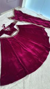 Conjunto de Lehenga de terciopelo con diseño de hilo Dori y Zari, blusa de terciopelo y dupatta. - Product Image 5